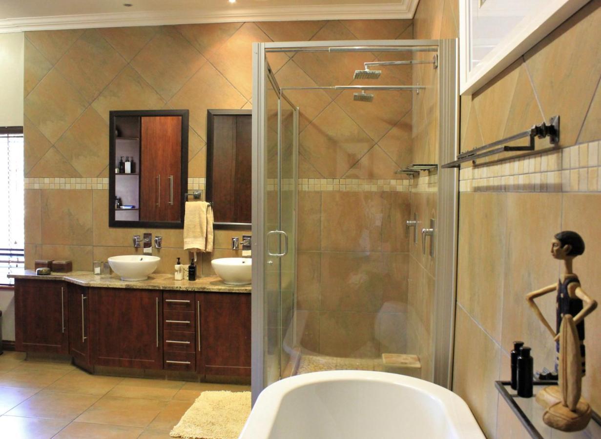 Karee & Wild Olive Guest Lodge Hekpoort Экстерьер фото