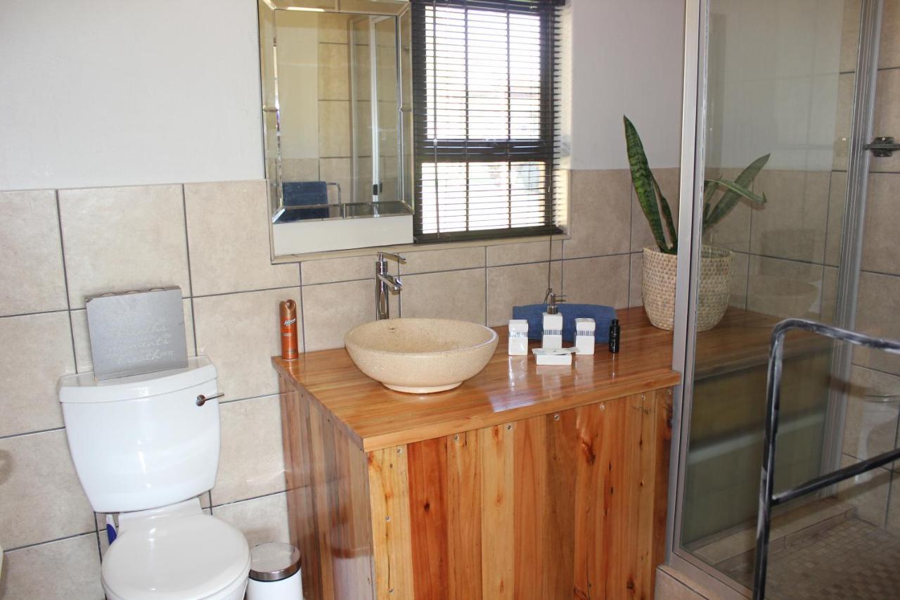 Karee & Wild Olive Guest Lodge Hekpoort Экстерьер фото